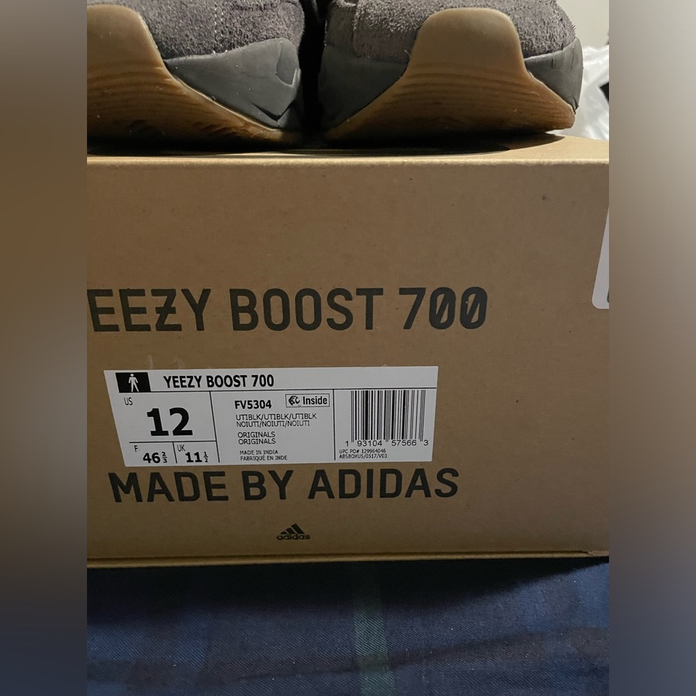 Deal of the day!!!!!! 2 pairs for 500 Yeezy and Jordan